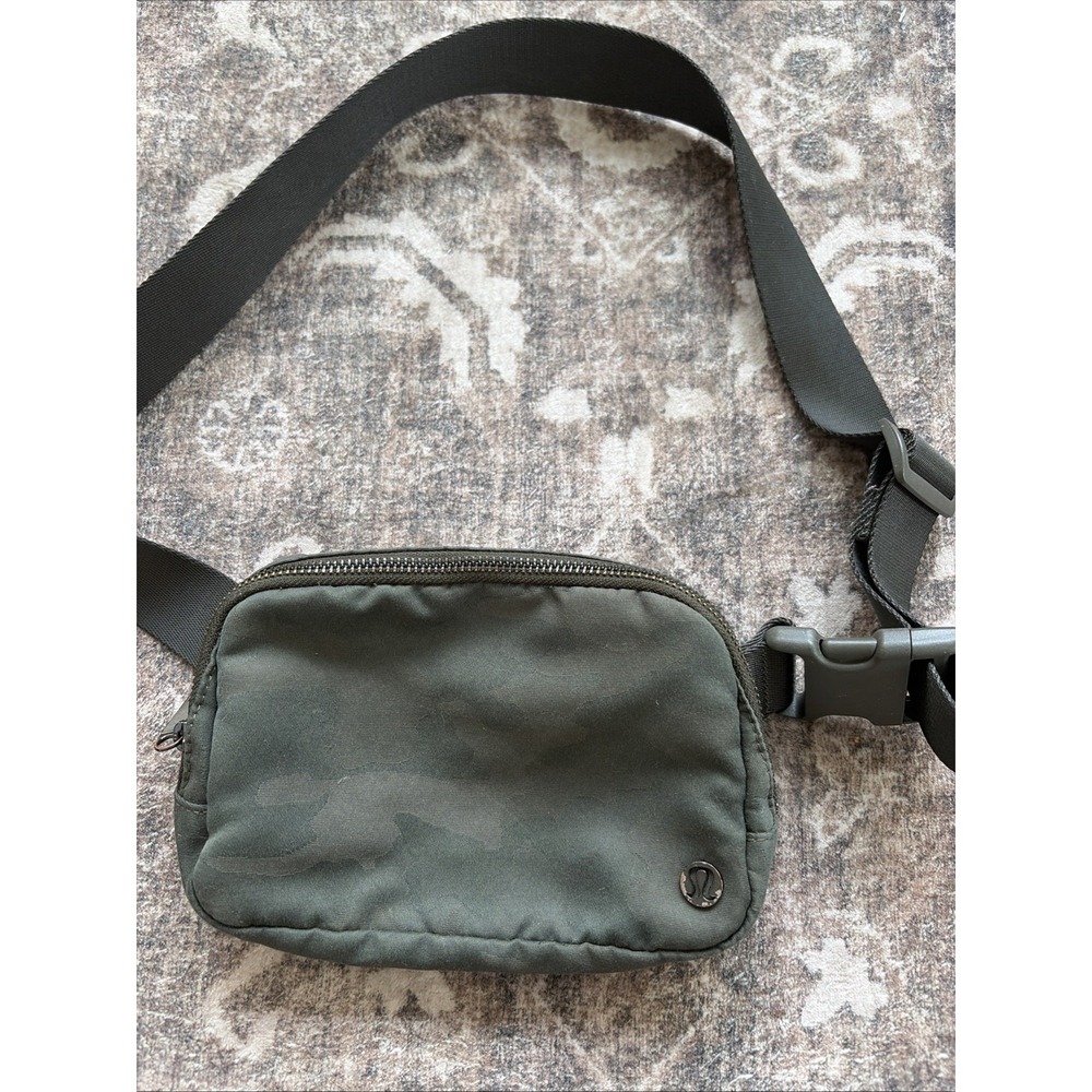Lululemon Green/Black Camo Waist Pack Belt Bag Zip, Adjustable Strap, 2 Pkt